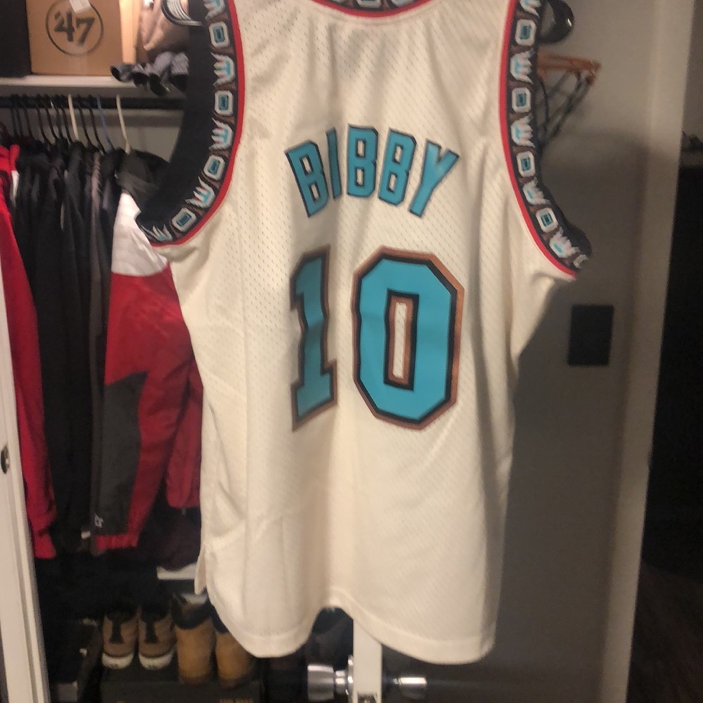 Mitchell & Ness Vancouver Grizzlies Cream Mike Bibby Jersey - Picture 6 of 6